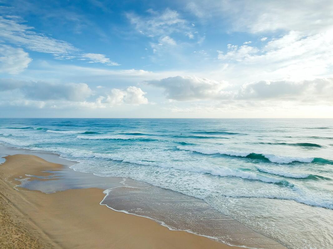 beach-under-blue-and-white-sky-1835718